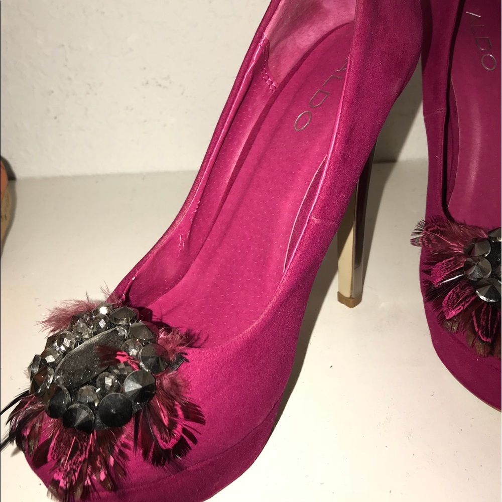 Hot pink Aldo pumps w/ black feathers & hardware